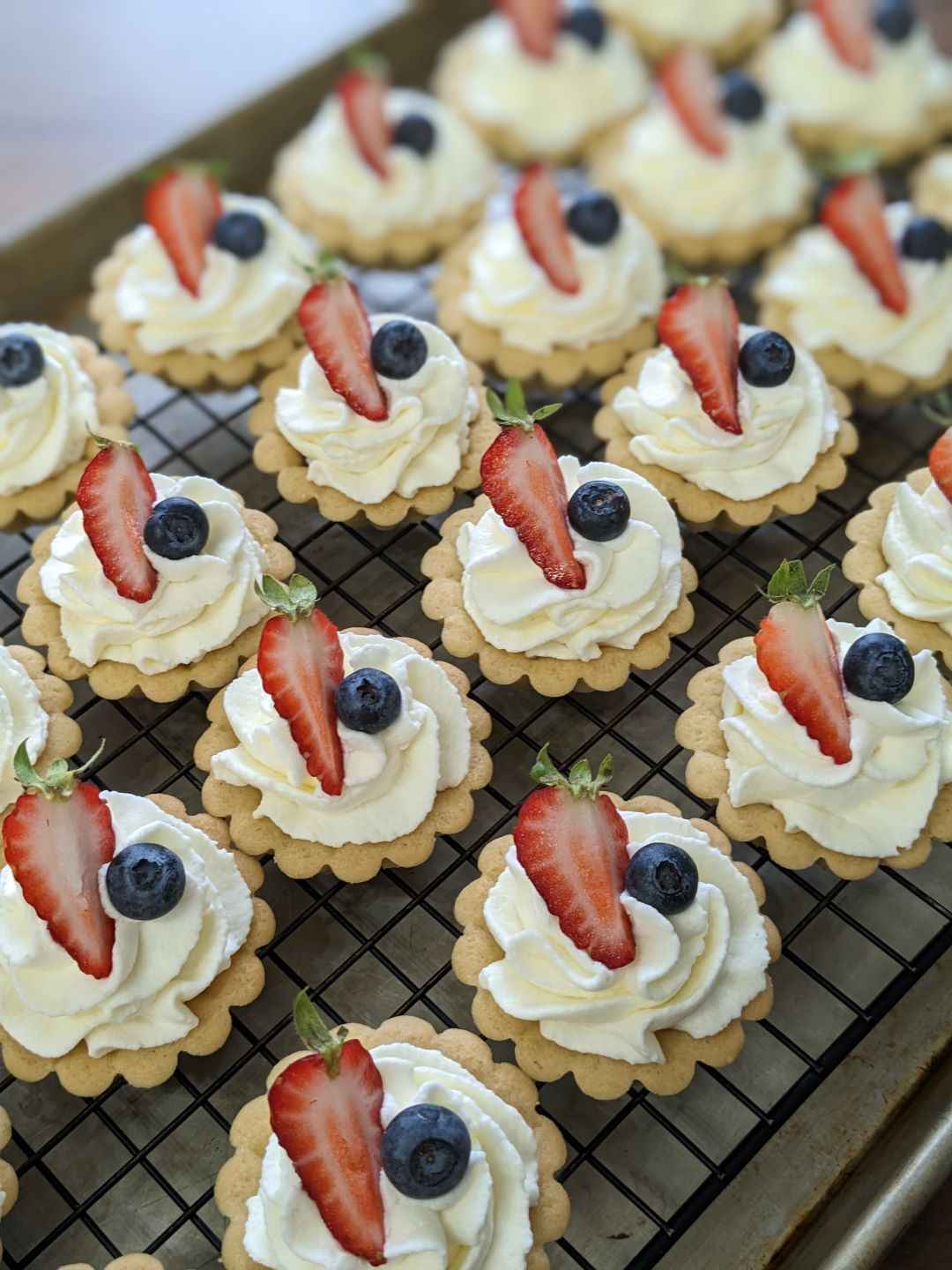 KORZINKI {MINI BERRIES N CREAM TARTS}